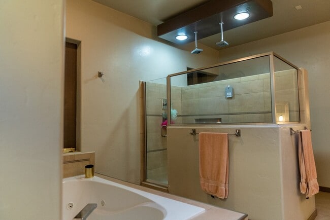 Building Photo - Stunning 4 bedroom, 2,5 bath home in West ...