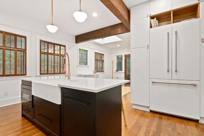 Building Photo - 6bd/3.25ba Seattle House