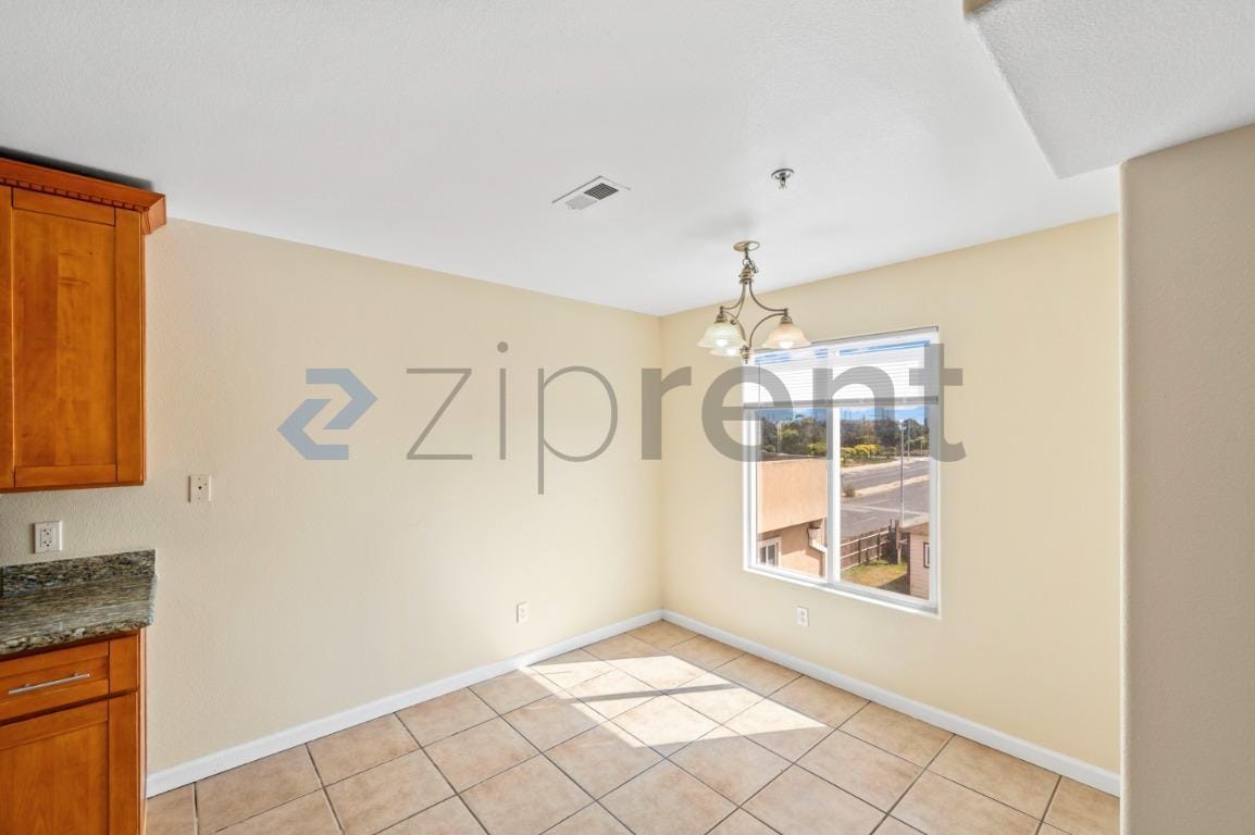 Building Photo - Unit C