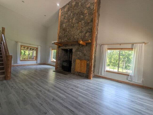 Building Photo - Spacious 4BR Home Near Sacheen & Davis Lake