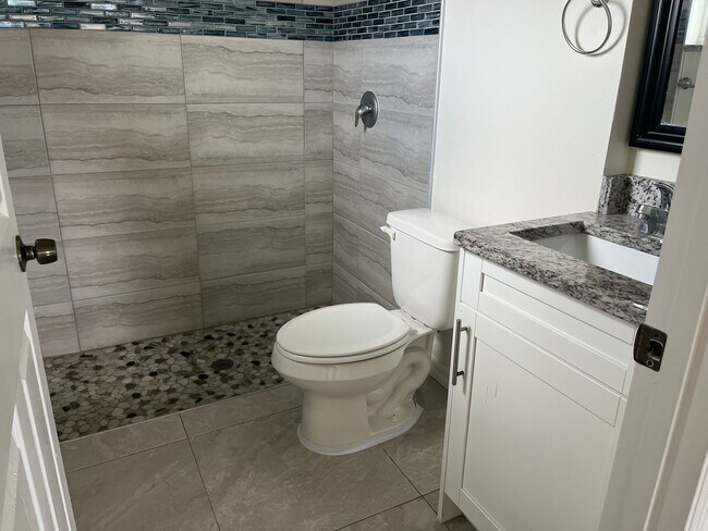 Building Photo - Move in Ready, Three Bed/2 bath-Close to S...