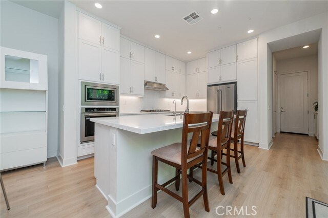 Building Photo - 119 Novel