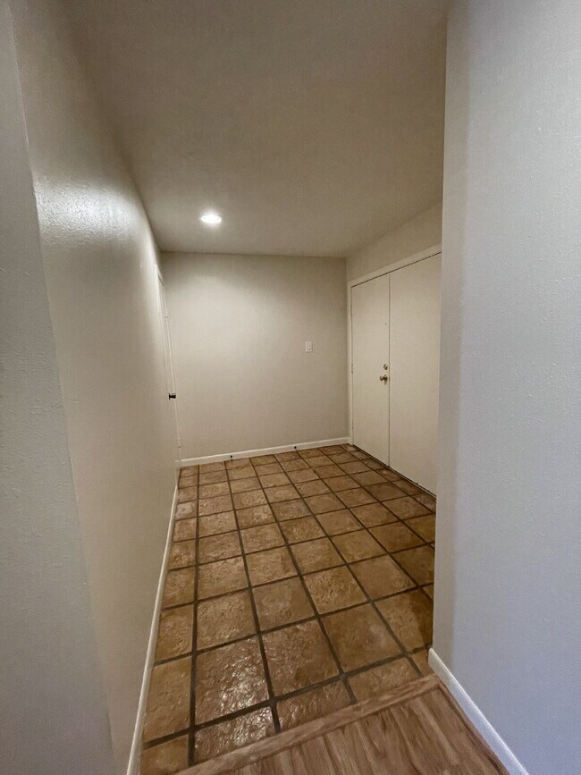 Building Photo - Live in the city of Panorama Village & enjoy all it has to offer: 27-hole golf course, 3 city par...