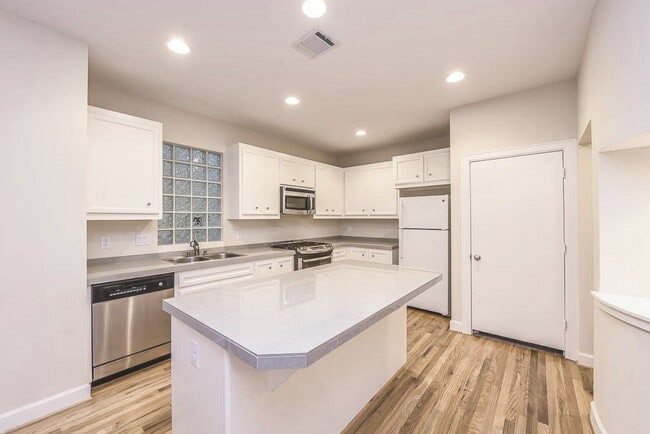 Building Photo - 3634 Main Plaza Dr