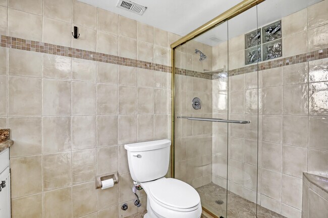 Building Photo - 1160 Hillsboro Mile