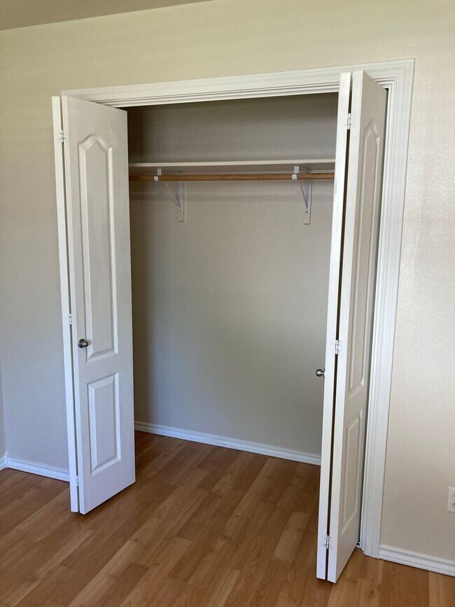 Building Photo - 928 N Middlemist Pl - Awesome Backyard, Go...