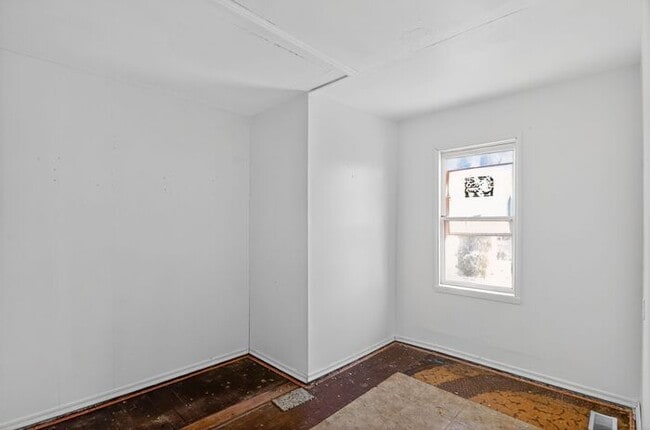 Building Photo - 2405 W 10th St