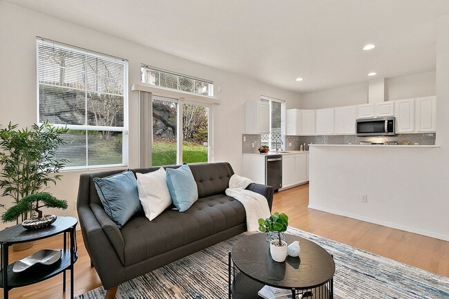 Building Photo - 3bd/2.5ba Bellevue Condo