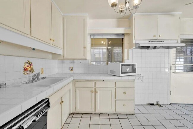 Building Photo - 1105 W 156th St