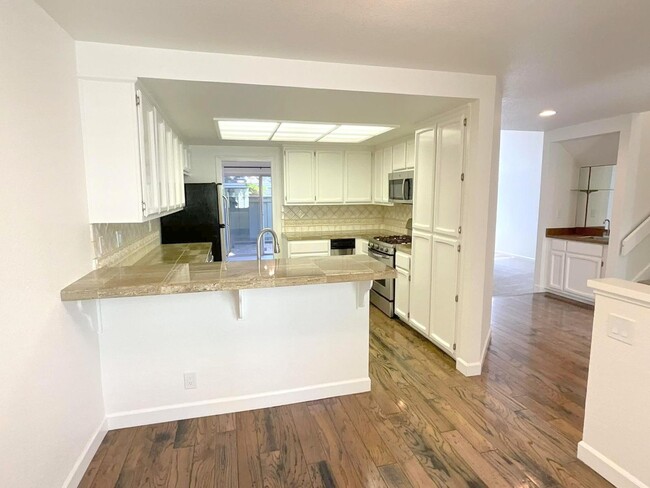 Building Photo - Wonderful Townhome In Walnut Creek Near He...