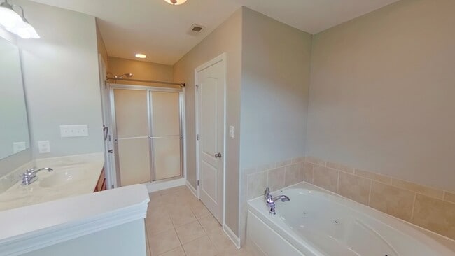 Building Photo - 622 Thorncliff Dr