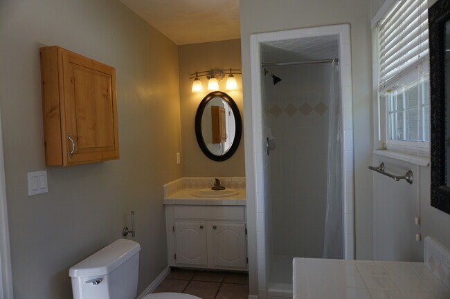 Building Photo - Quiet 5 Bedroom 3 Bath West Jordan Home