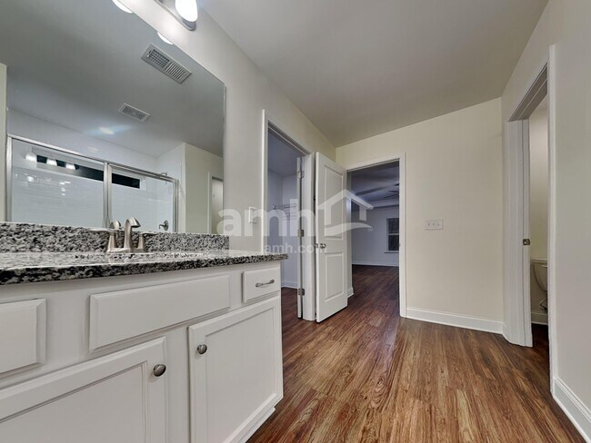 Building Photo - 252 Lake St