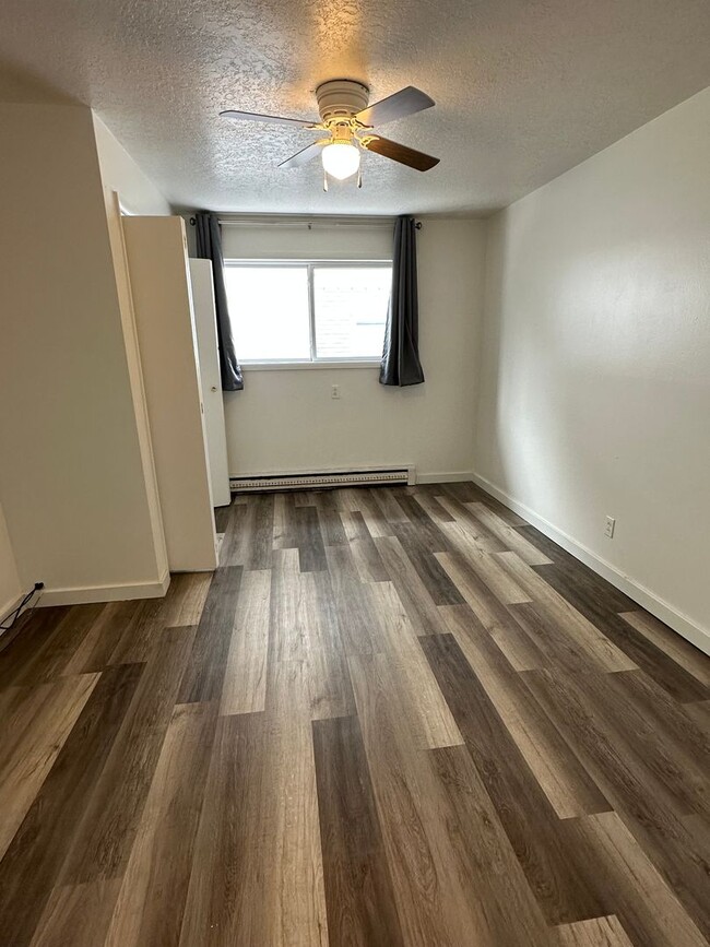 Building Photo - Recently remodeled 3 bed, 1 bath Duplex in...