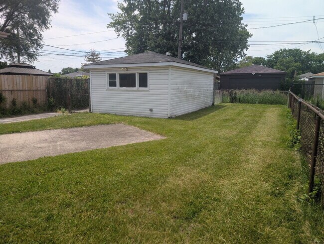 Building Photo - 14738 Blackstone Ave