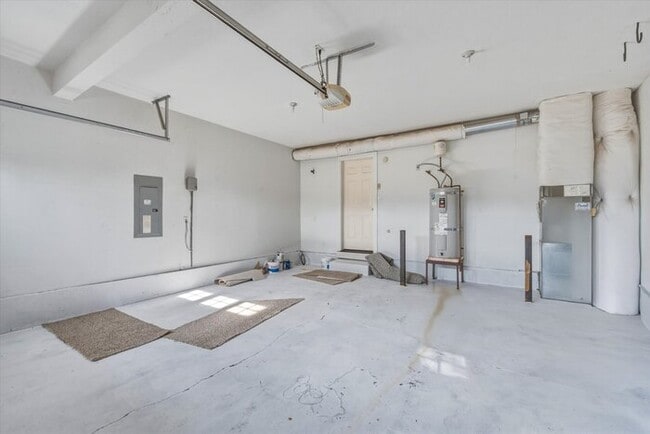 Building Photo - THREE BEDROOM PLUS BONUS OR FOURTH BEDROOM
