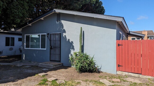 Building Photo - Stunning 2 Bedroom 1 Bath Home in a Private Oasis!