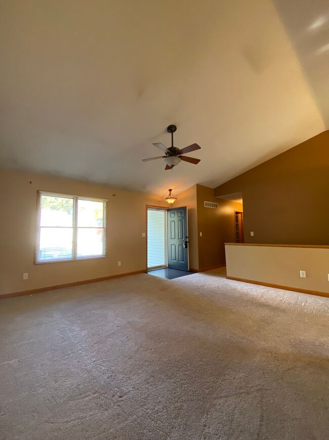 Building Photo - 3 Bedroom Home in Osceola!