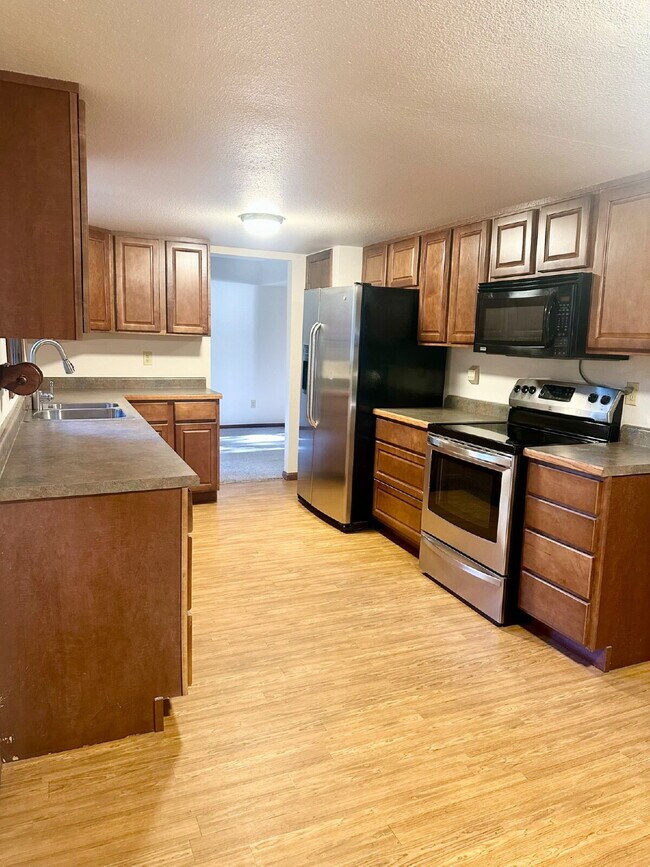 Building Photo - "Spacious 4-Bedroom Retreat with 2.5 Baths...