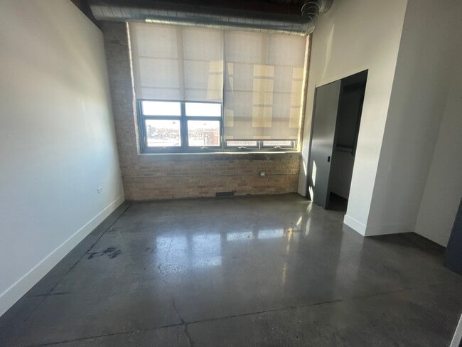 Building Photo - 2061 N Southport Ave