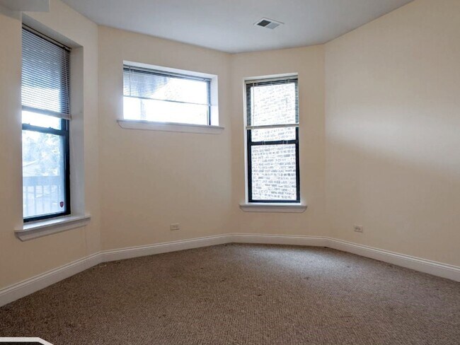 Building Photo - 2836 N Albany Ave