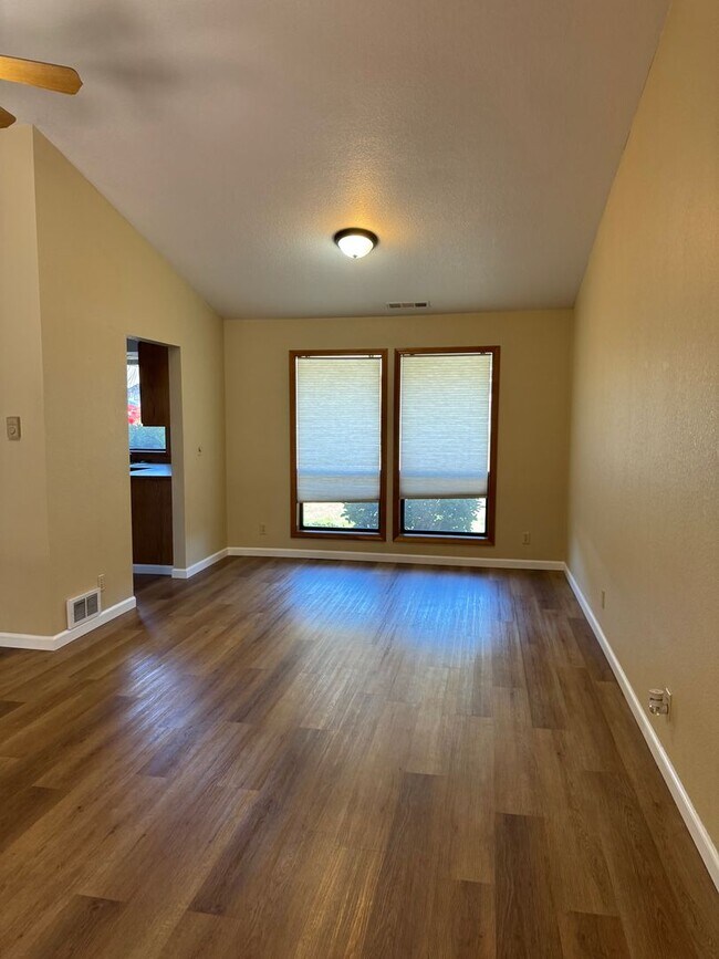 Building Photo - Hucrest 3 bedroom 2 bath home with garage