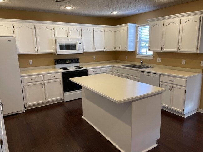 Building Photo - 1212 Fox Run Dr