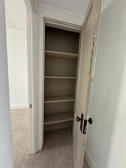 Building Photo - 2027 Chesterland Ave