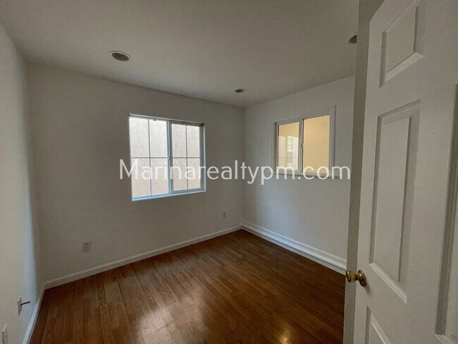 Building Photo - 5 Bedroom 2.5 Bath Two Story House