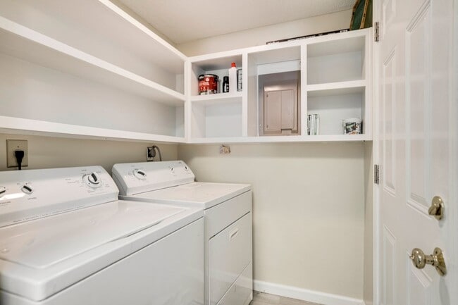 Building Photo - Available April! Convenient 2 BR/2.5BA Townhome