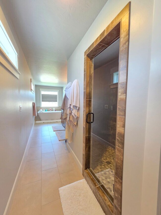 Building Photo - $4,800 - 5 Bed / 3 Bath Custom Built Home w/ Private Sport Court & Golf Green