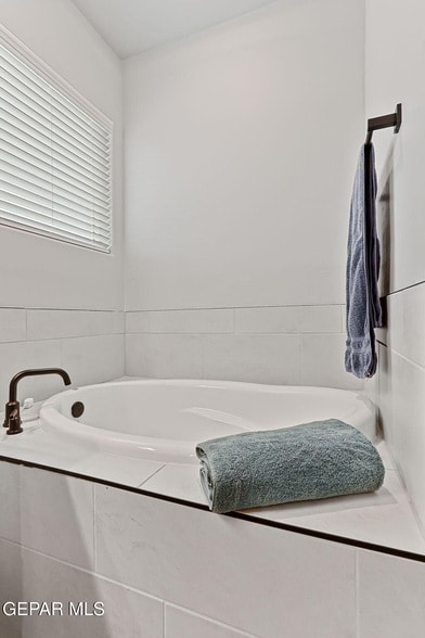 Building Photo - 824 Paseo Solar Dr