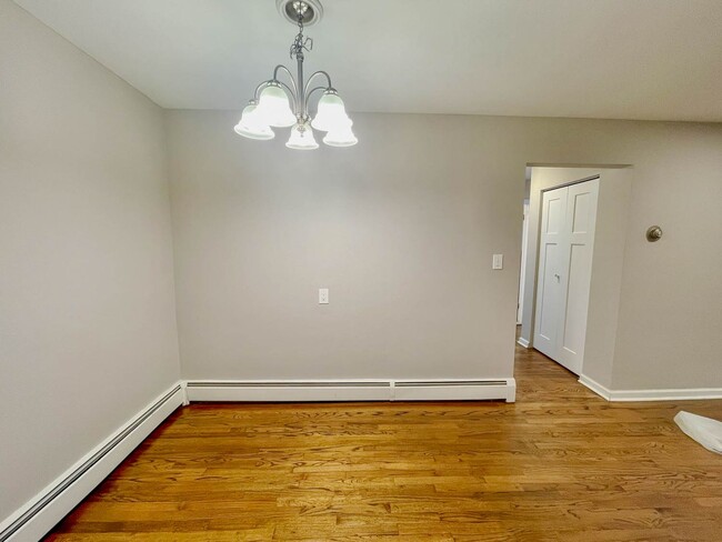Building Photo - Birmingham Condo!