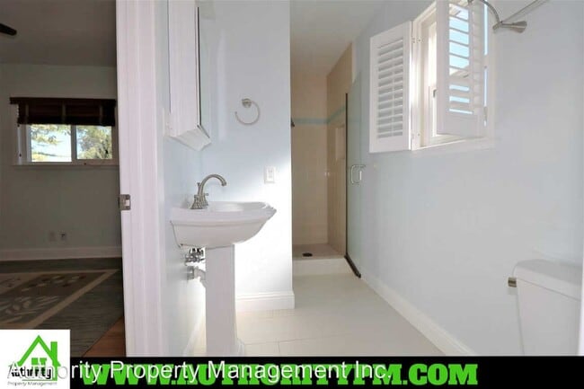 Building Photo - 3 br, 2 bath House - 1241 Almond Ave Top L...