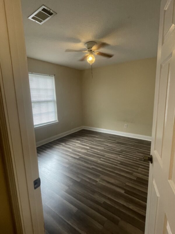 2 upstairs bedrooms - 10323 Daisy Vestry Rd