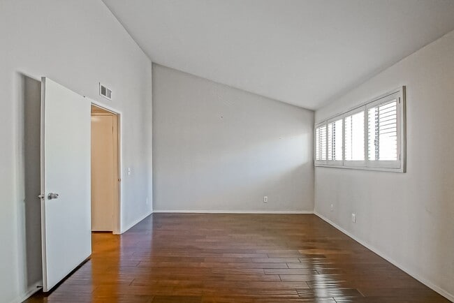 Building Photo - REMODELED, SPACIOUS & BRIGHT OCEAN-FACING CONDO IN BEAUTIFUL COMPLEX PERCHED ABOVE HOLLYWOOD RIVI...