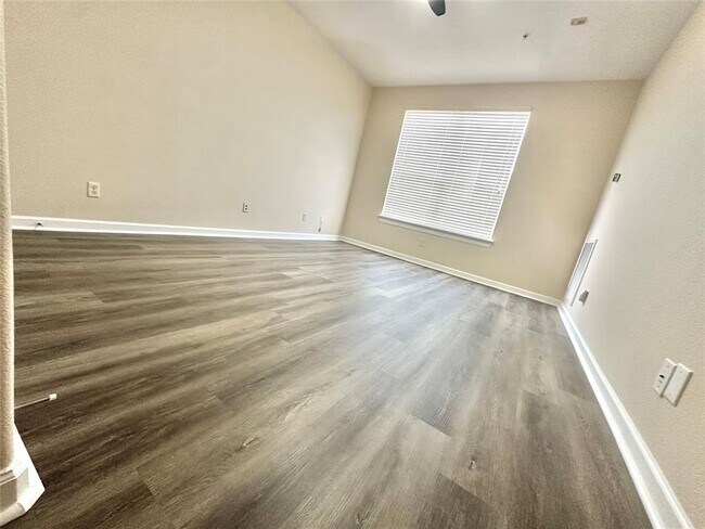 Building Photo - 6611 W Sam Houston Pkwy S