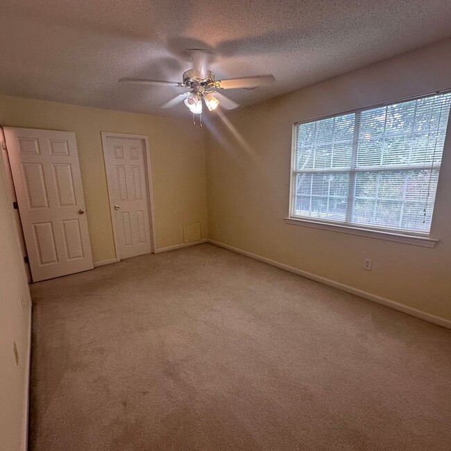 Building Photo - 2 bed, 2.5 bath townhome, all appliances i...