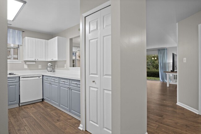 Building Photo - Comfortable, convenient, and well located Ashburn condo.