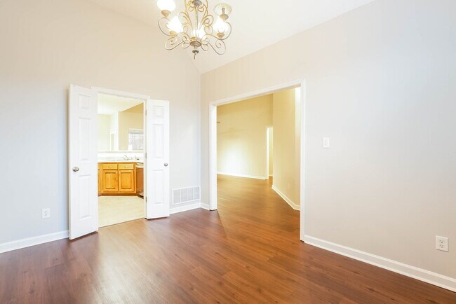 Building Photo - 735 Classic Dr S