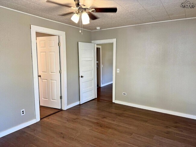 Building Photo - 704 Reagan St