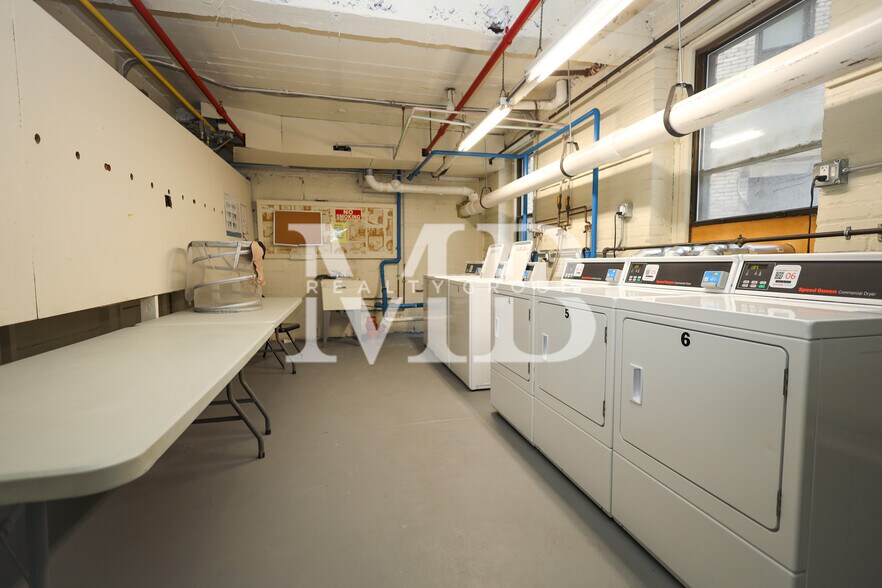 Building Photo - 11 Park Dr