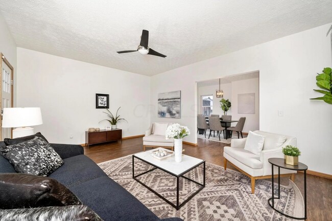 Building Photo - Elegant 3 Bed / 1.5 Bath Renovated Home in...