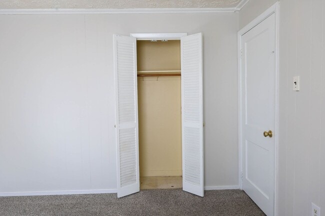 Building Photo - Charming 3 Bedroom Brick Home