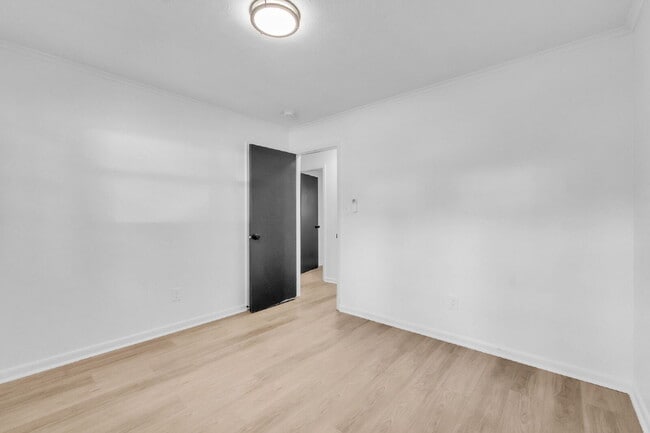 Building Photo - AMAZING LEASE SPECIAL! Updated 2-Bedroom 1-Bathroom Duplex in Spartanburg with Modern Finishes an...