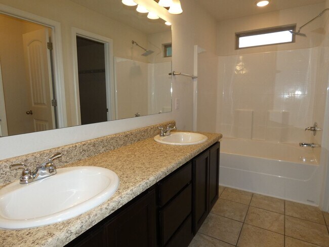 Building Photo - 5637 Peach Dr
