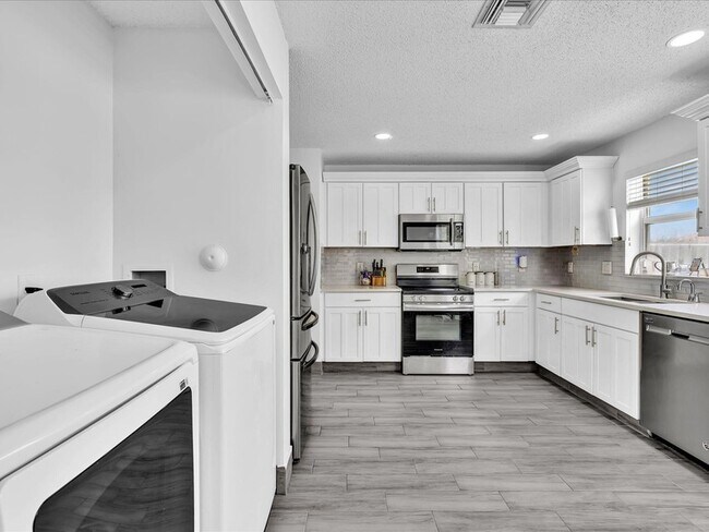 Building Photo - 7145 Crescent Creek Pl