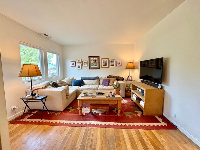 Building Photo - 2 bedroom, 2 bath