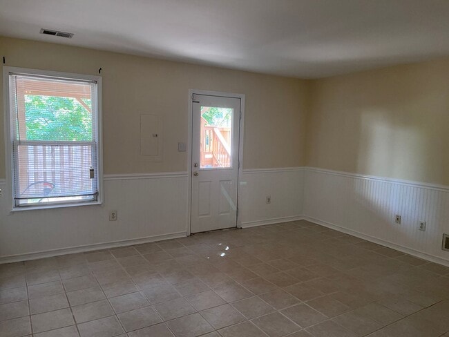 Building Photo - End Unit Townhouse In Centreville