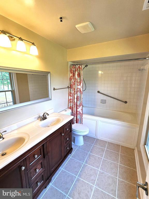 Building Photo - 904 Martell Ct